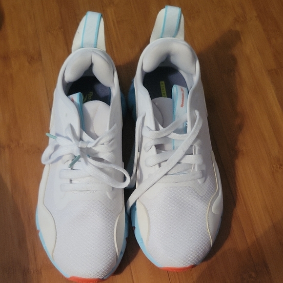 Reebok White and Blue Sneakers with Modern Design - Picture 2 of 5